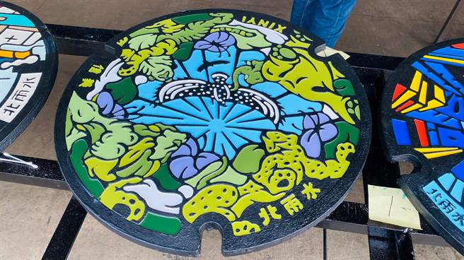 信义区彩绘设计人孔盖-四兽之境，设计师为杨佳璋。（水利处提供／张芷瑜台北传真）