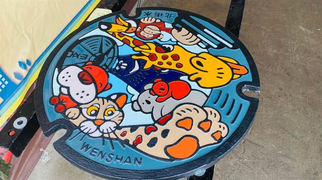 文山区彩绘设计人孔盖-动物们的探索旅程，设计师为林厚进。（水利处提供／张芷瑜台北传真）