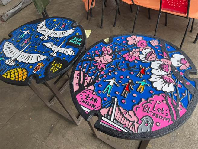 士林区彩绘设计人孔盖，左为外双溪的大白鹭，右为阳明山野樱花，设计师为林厚进。（水利处提供／张芷瑜台北传真）