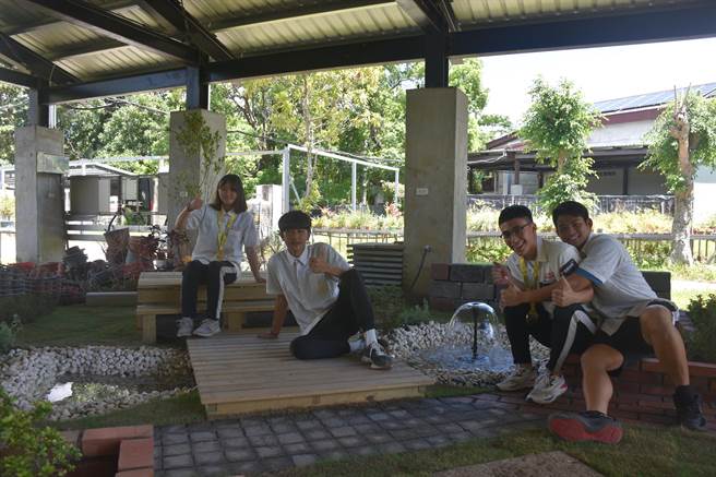 花農園藝科今年有2組隊伍，分別為高三組彭子芸（左一）、高慶恩（右二），及高二組梁翊軒（左二）、陳允衡（右一），參加全國造園景觀職種競賽，並獲得金牌與佳作成績。（羅亦晽攝）