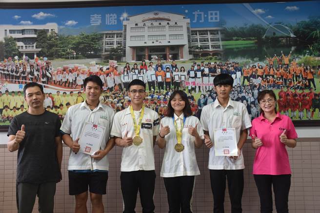 花農園藝科高三學生彭子芸（右三）、高慶恩（左三）一組，及高二學生梁翊軒（右二）、陳允衡（左二）一組，分別參加全國造園景觀職種競賽，並獲得金牌與佳作成績。（羅亦晽攝）