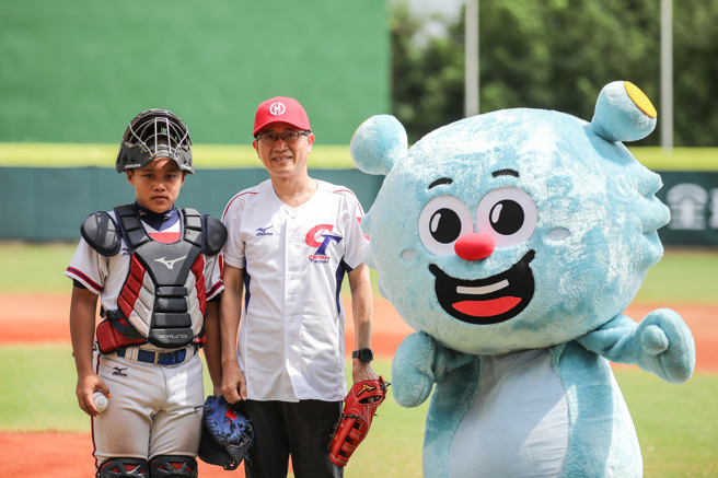 华南金控总经理李耀卿（中）担任U12世界杯少棒季军赛开球贵宾，与中华队捕手陈柏笙（左）合照。（华南金控提供）