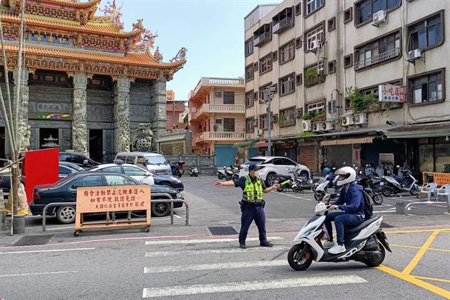 桃园市大园区仁寿宫中元庆典警方执行交通管制。（警方提供／吕筱蝉桃园传真）
