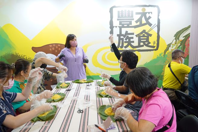 原住民料理阿粨体验制作吸引大批民眾参加，热情洋溢。(照片/台湾美食展提供)