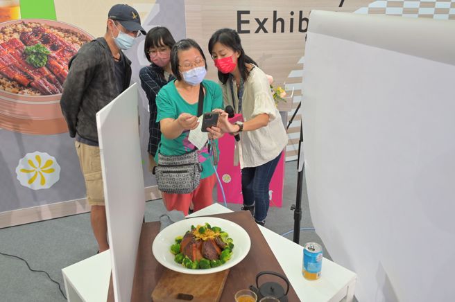 「美食拍拍」讲座请到知名美食摄影师叶琳乔教学，大批民眾热情参与。(图/台湾美食展提供)