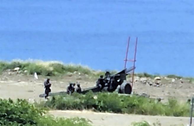 国军「天雷操演」36门155榴弹炮将进行面海反登陆射击。（民眾提供／林和生屏东传真）