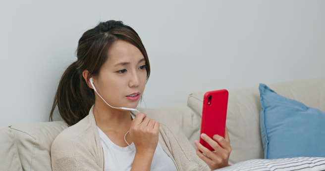 当焦虑心情稍稍稳定后，不妨先放松休閒，若有几位知心朋友可倾吐内心垃圾也是不错的选择。（示意图／Shutterstock）