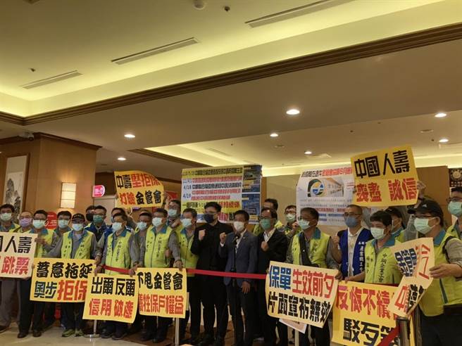 防疫保单争议不断，民进党立委许智杰、李昆泽、赖瑞隆今（8日）陪同中钢企业工会等劳工团体开记者会。（实习记者邱芊摄）