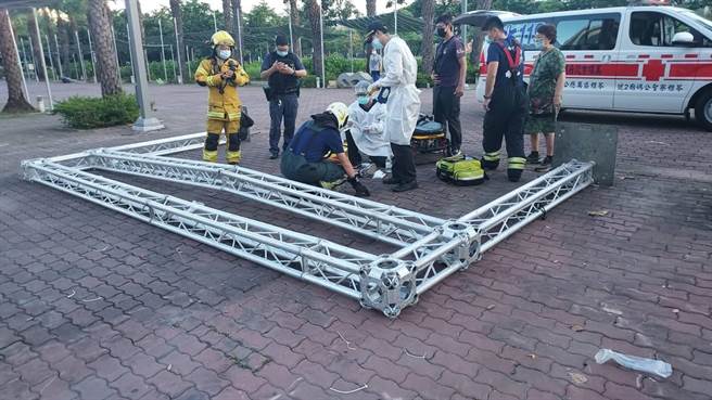 高雄市凹子底公园8日清晨5时许传出意外，一名53岁的男子把悬挂活动背板的TRUSS（轻钢架）当成单杠来拉，未料TRUSS重心不稳、直接倒塌，砸中男子鼻梁，当场骨折流血不止、失去意识，经路人协助报警送医，目前人在加护病房抢救。图为神农市集现场。（翻摄照片／林瑞益高雄传真）