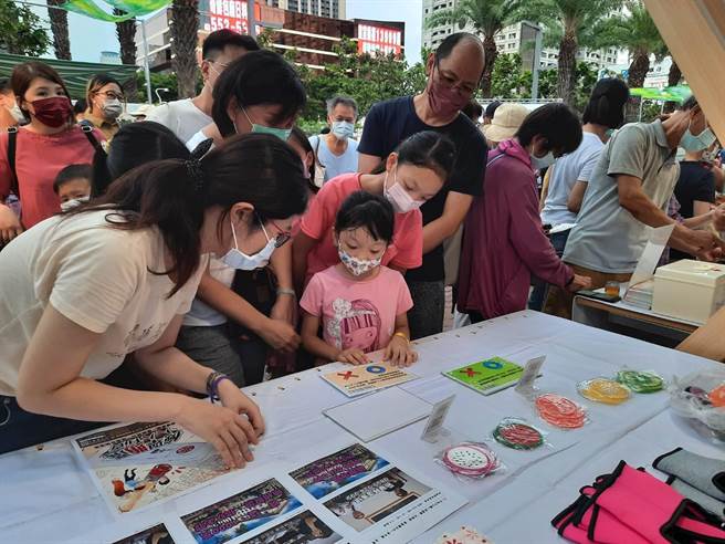 高雄市神农市集7日活动结合廉政宣导，民眾反应热烈。（高雄市农业局提供／林瑞益高雄传真）