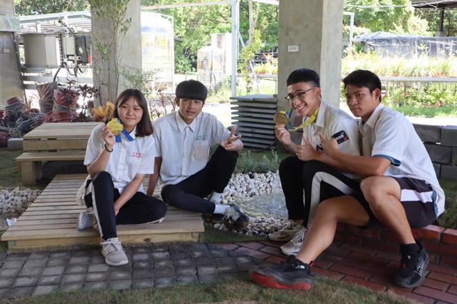 国立花莲高农应届毕业生高庆恩（右2）和彭子芸（左1）参加第52届全国技能竞赛，在造园景观项目获青年组金牌，与获佳作的二年级学生合影。（图/ 中央社）