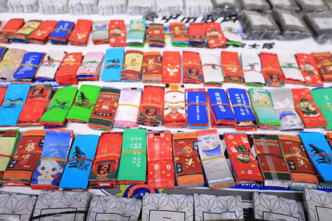  台中市警察局8日召開「安居專案」破案記者會宣布，共緝獲藥頭及藥腳共106人，並查扣網售精美包裝新興毒品。
（圖/ 中央社）