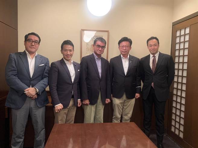 民進黨立委郭國文、何志偉與日本眾議員河野太郎、鈴木馨祐餐敘。（郭國文國會辦公室提供）