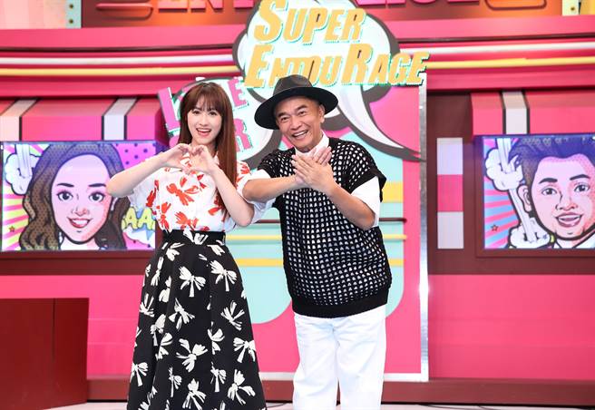 吴宗宪（右）、吴姗儒在今天父亲节一起工作。（陈俊吉摄）