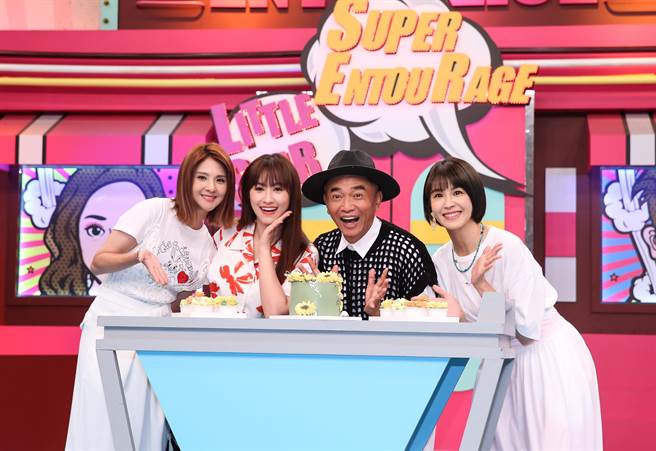 郭静（左）、曾沛慈（右）惊喜现身替吴姗儒庆生。（陈俊吉摄）