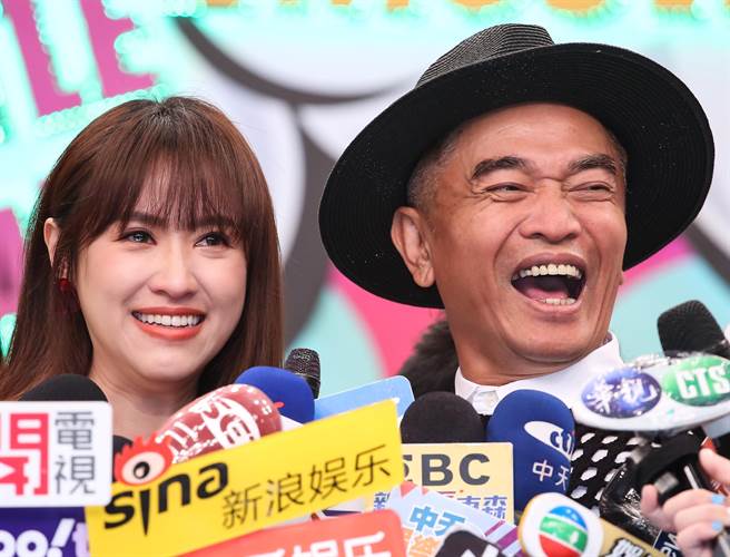 吴姗儒（左）听到爸爸提到6月逝世的阿公忍不住落泪。（陈俊吉摄）