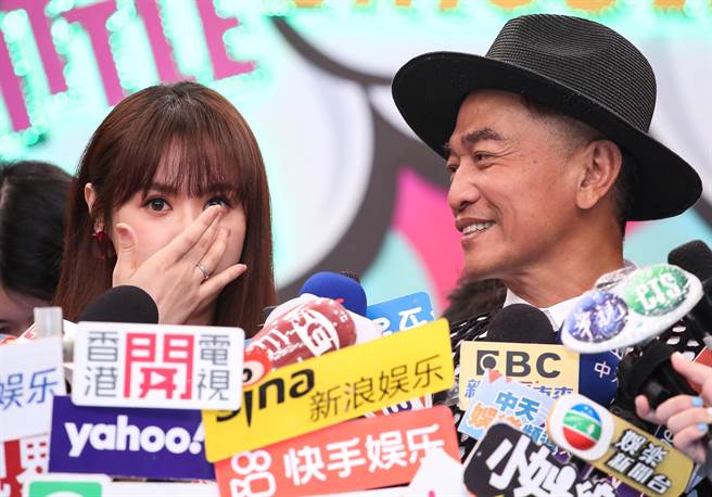 吴姗儒（左）忍不住拭泪。（陈俊吉摄）