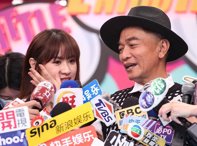 想起阿公的吴姗儒（左）忍不住哭了。（陈俊吉摄）