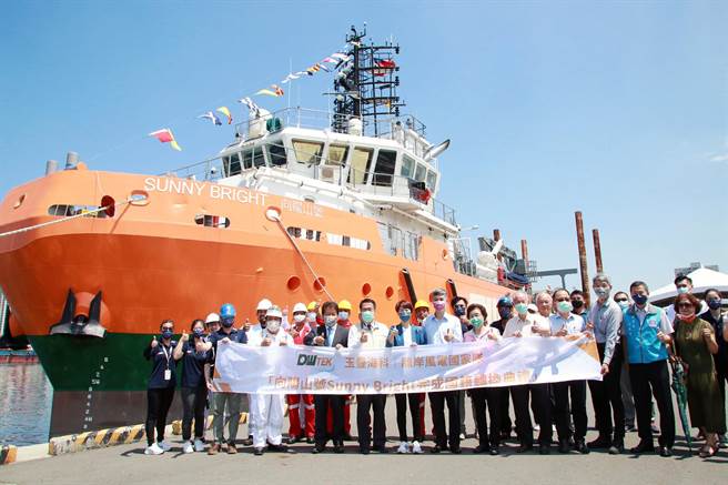 原籍赛普勒斯的「向阳山号」离岸风电工作船，8日在台南安平商港举办国籍转换典礼。（市府提供／洪荣志台南传真）