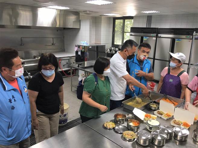 楊鎮浯縣長在社會處長董燊陪同下，偕縣議員唐麗輝與金城鎮長李誠智訪視共餐據點。（縣府提供）