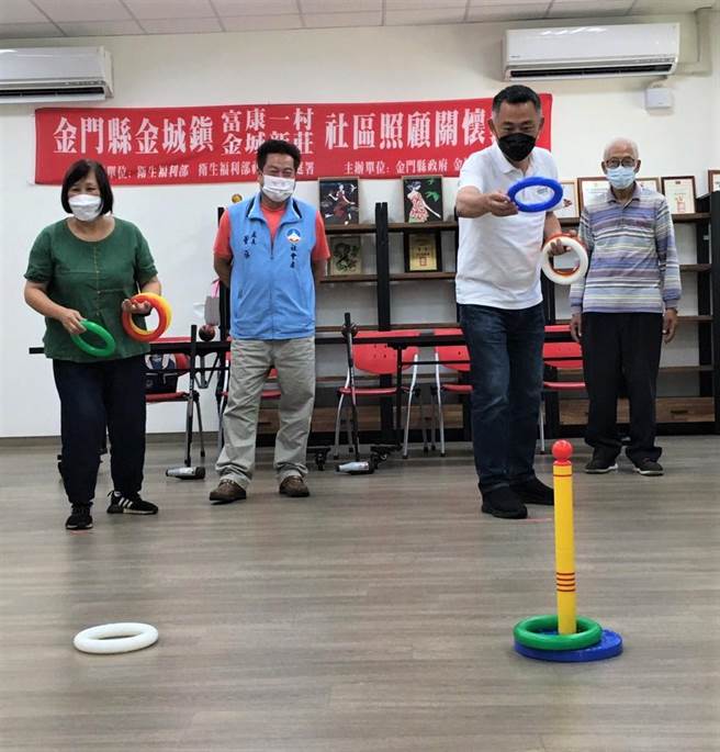 社區關懷據點提供健康設施，楊鎮浯也親自體驗一下。（縣府提供）