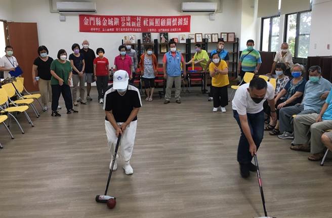 社區關懷據點提供健康設施，圖為室內木球運動。（縣府提供）