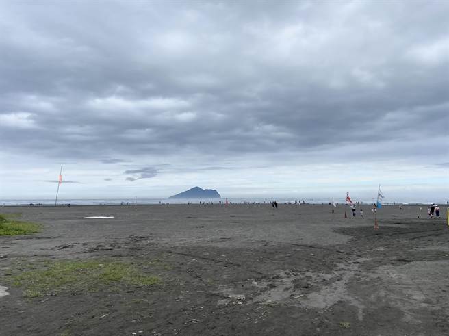 1名家住桃园60岁的刘姓飞行伞教练，今（8日）上午10时30分从宜兰县北宜公路61公里处起飞，原定降落在头城外澳沙滩，11时30分未看到人降落。（吴佩蓉摄）