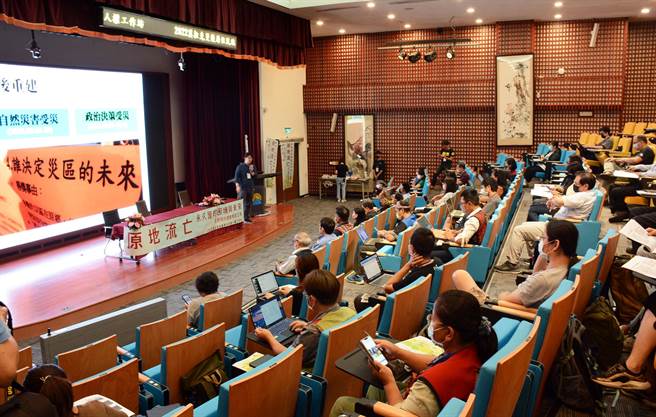 莫拉克風災13周年，屏東大學8日以座談方式探討永久屋衍生問題。（林和生攝）