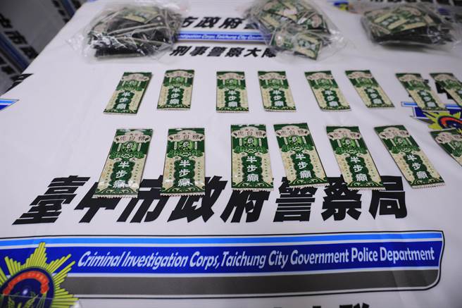 台中市政府警察局今天舉行「安居專案」破案記者會，展現亮眼績效，查扣網路販售各式各樣新興毒品及製毒工具等。（張妍溱攝）