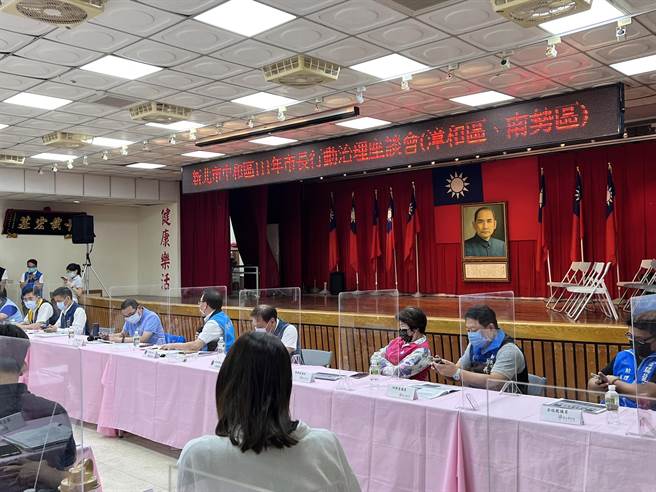 新北市长侯友宜今（8）日率领市政团队前往中和参与行动治理会谈。（李奇叡摄）