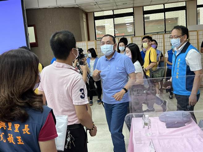 侯友宜和里长互动，倾听基层心声。（李奇叡摄）