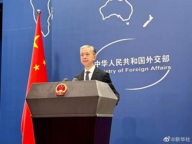 大陆外交部发言人汪文斌8日表示，解放军继续在台湾周边军演符合国际惯例。（摘自新华网）