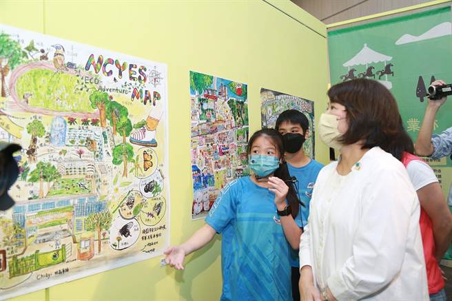 嘉义市长黄敏惠参观市立博物馆Muse游乐园展览。（廖素慧摄）