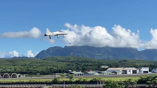 郭正亮指出，蔡英文曾说「越中线要驱离」，如今却没有反制或反击的SOP，恐危及国军宝贵性命。图为台东志航基地F5系列战机升空训练。资料照片