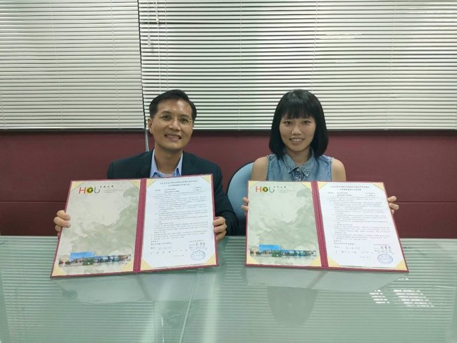 玄奘大学法律学系刘育伟老师与台北寰鉐高昀联合律师事务所签订实习合作备忘录。(照片/玄奘大学提供)