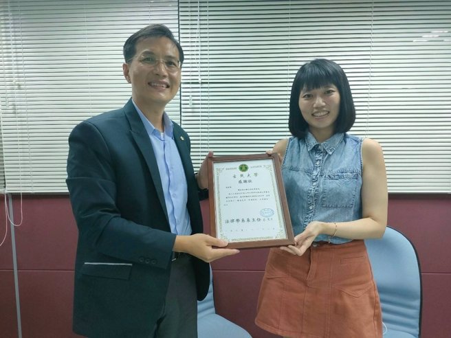 玄奘大学法律学系刘育伟老师与台北寰鉐高昀联合律师事务所签订实习合作备忘录。(照片/玄奘大学提供)