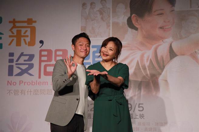謝祖武（左）、林嘉俐在《冬菊，沒問題》飾演夫妻。（大愛電視台提供）