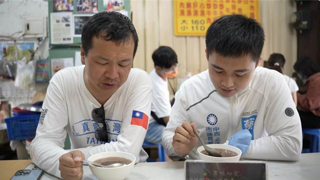 羅智強（左）行腳到台南，蔡宗豪(右)帶路吃台南牛肉湯。（程炳璋攝）