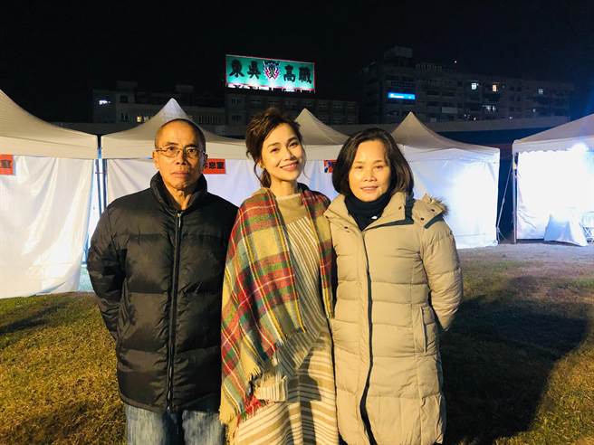 林芯儀與爸媽開心合照。（轉自林芯儀粉專）