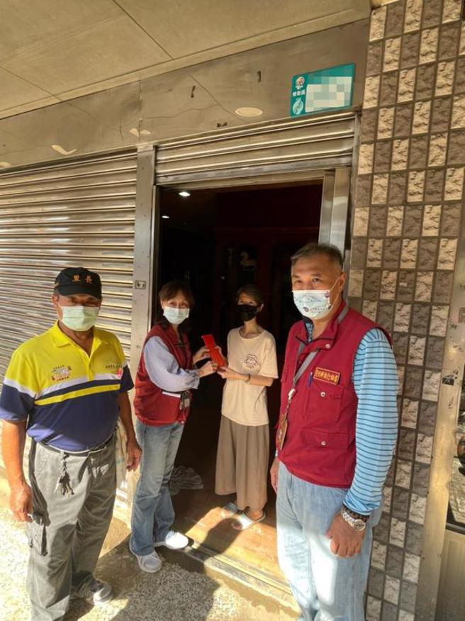 新北市莺歌区文化路日前发生自来水管线破裂，造成大面积淹水，影响附近住户及商家，社会局发放受灾户每户新台币5000元慰问金。（图/ 中央社）
