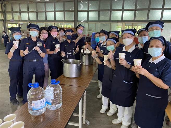歡慶父親節，台南市政府警察局新營分局女警與慈濟師姐們，為「警察爸爸們」烹煮養生又美味的愛心便當。（警方提供／張毓翎台南傳真）