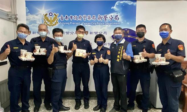 不少男警感動直說，「母親節呷龍蝦，父親節跑到沒半個」的理論在新營分局根本不成立。（警方提供／張毓翎台南傳真）