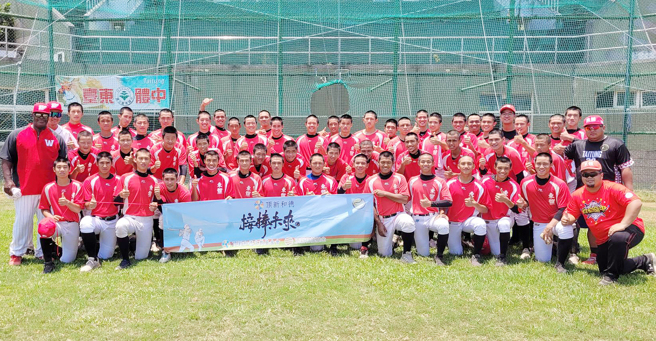 味全龙打击教练克拉克（左一）与台东体中棒球队分享经验。（味全龙提供）