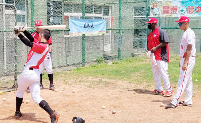 中华职棒味全龙外籍打击教练克拉克（右二）一行人，日前携带运动科技器材到台东体中，与东体教练团合作，利用职业观念和运科仪器协助东体球员训练，并解答小选手们对职棒的要求与生活等疑问。（味全龙提供）