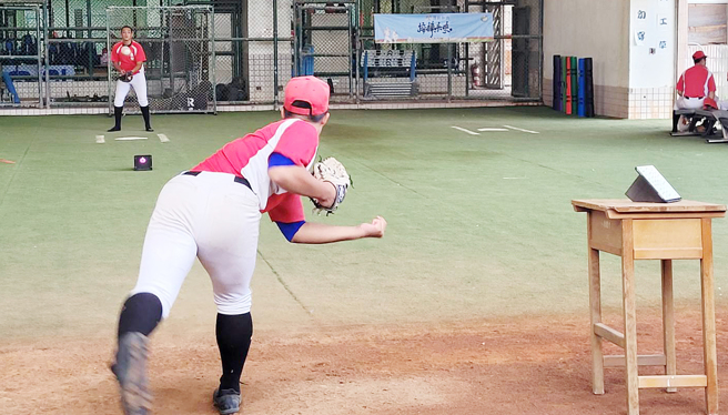 中华职棒味全龙外籍打击教练克拉克一行人，日前携带运动科技器材到台东体中，与东体教练团合作，利用职业观念和运科仪器协助东体球员训练，并解答小选手们对职棒的要求与生活等疑问。（味全龙提供）