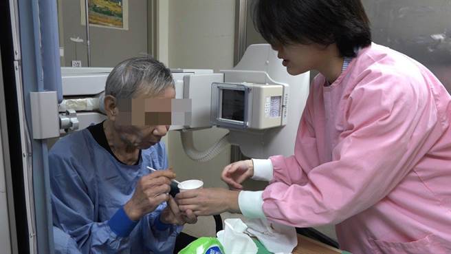 花莲门诺医院吞咽团队结合吞咽照护及语言治疗等项目，帮助患有吞咽困难的病人从口中进食，获SNQ国家品质标章认证。（门诺医院提供／罗亦晽花莲传真）