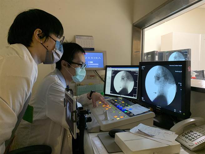 花莲门诺医院吞咽团队结合吞咽照护及语言治疗等项目，帮助患有吞咽困难的病人从口中进食，获SNQ国家品质标章认证。（门诺医院提供／罗亦晽花莲传真）