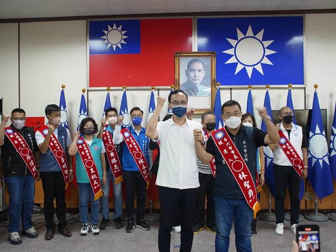 国民党云林县党部提名斗六市林圣爵（前右）等3乡镇市长参选人，8乡镇党员则以无党籍参选，泛蓝阵营决战绿营布局。（张朝欣摄）