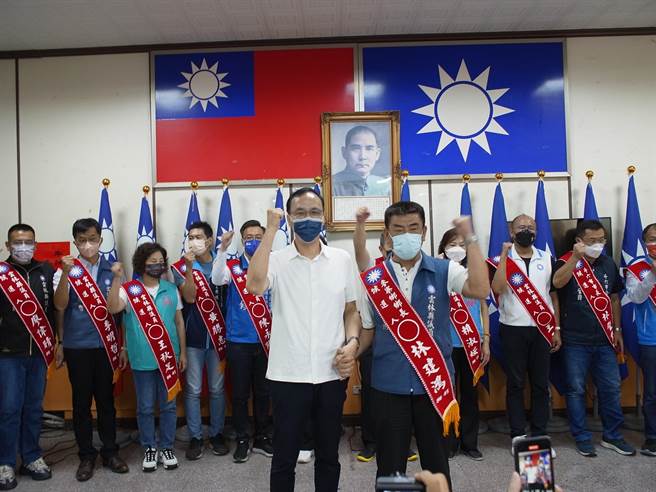 国民党云林县党部提名麦寮乡林建鸿（前右）等3乡镇市长参选人，8乡镇党员则以无党籍参选，泛蓝阵营决战绿营布局。（张朝欣摄）