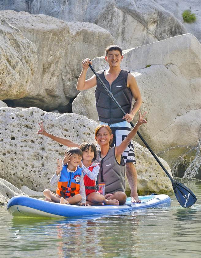 宥勝帶老婆慈惠和一對兒女在台東東河橋體驗SUP。（喜鵲娛樂提供）